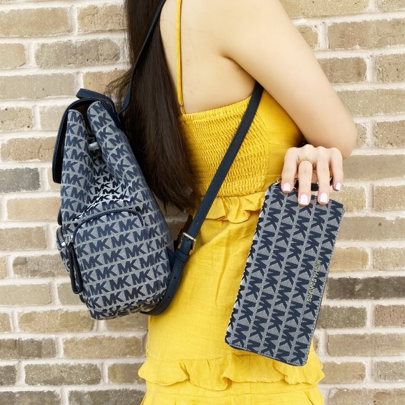 BUNDLE 👜💕-Michael Kors Backpack & wristlet - Picture 5 of 8